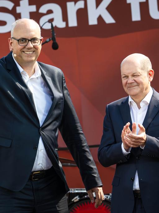 Bundeskanzler Olaf Scholz und Bremens Bürgermeister Andreas Bovenschulte bei einer Wahlkampfveranstaltung zu den Bremer Landtagswahlen.