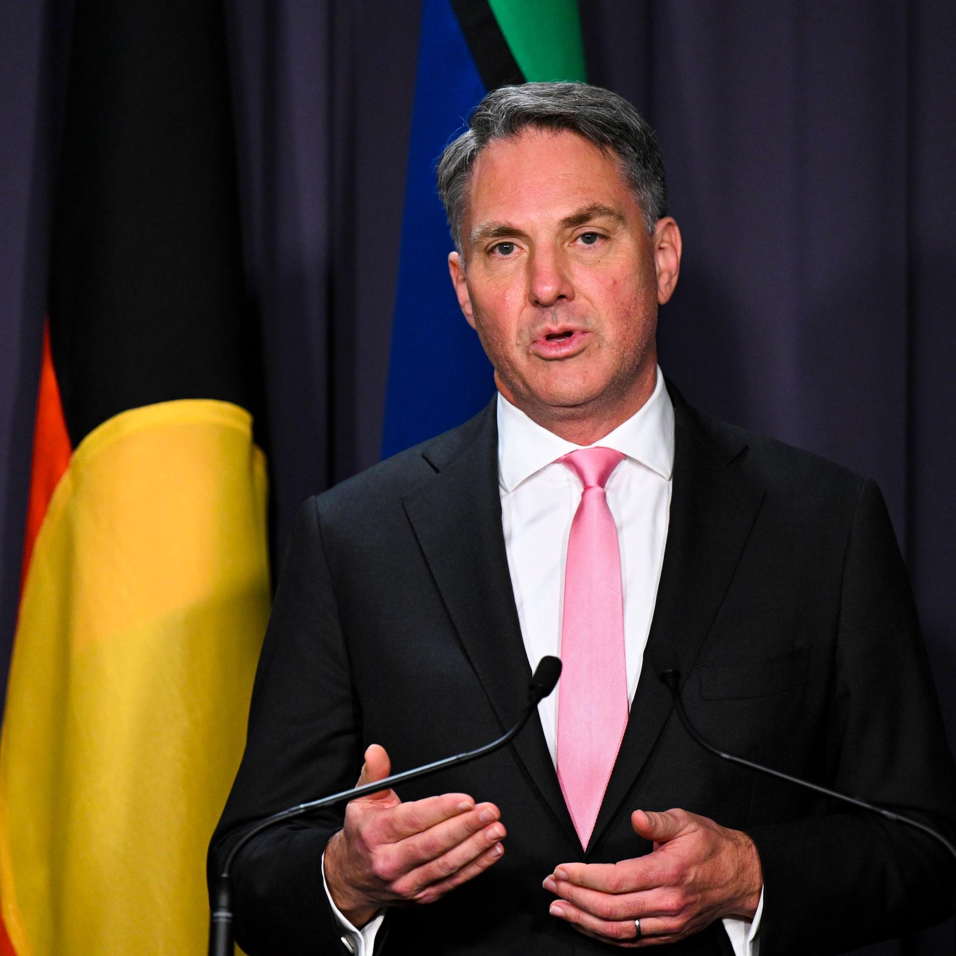 Australiens Verteidigungsminister Richard Marles spricht auf einer Pressekonferenz in Canberra.