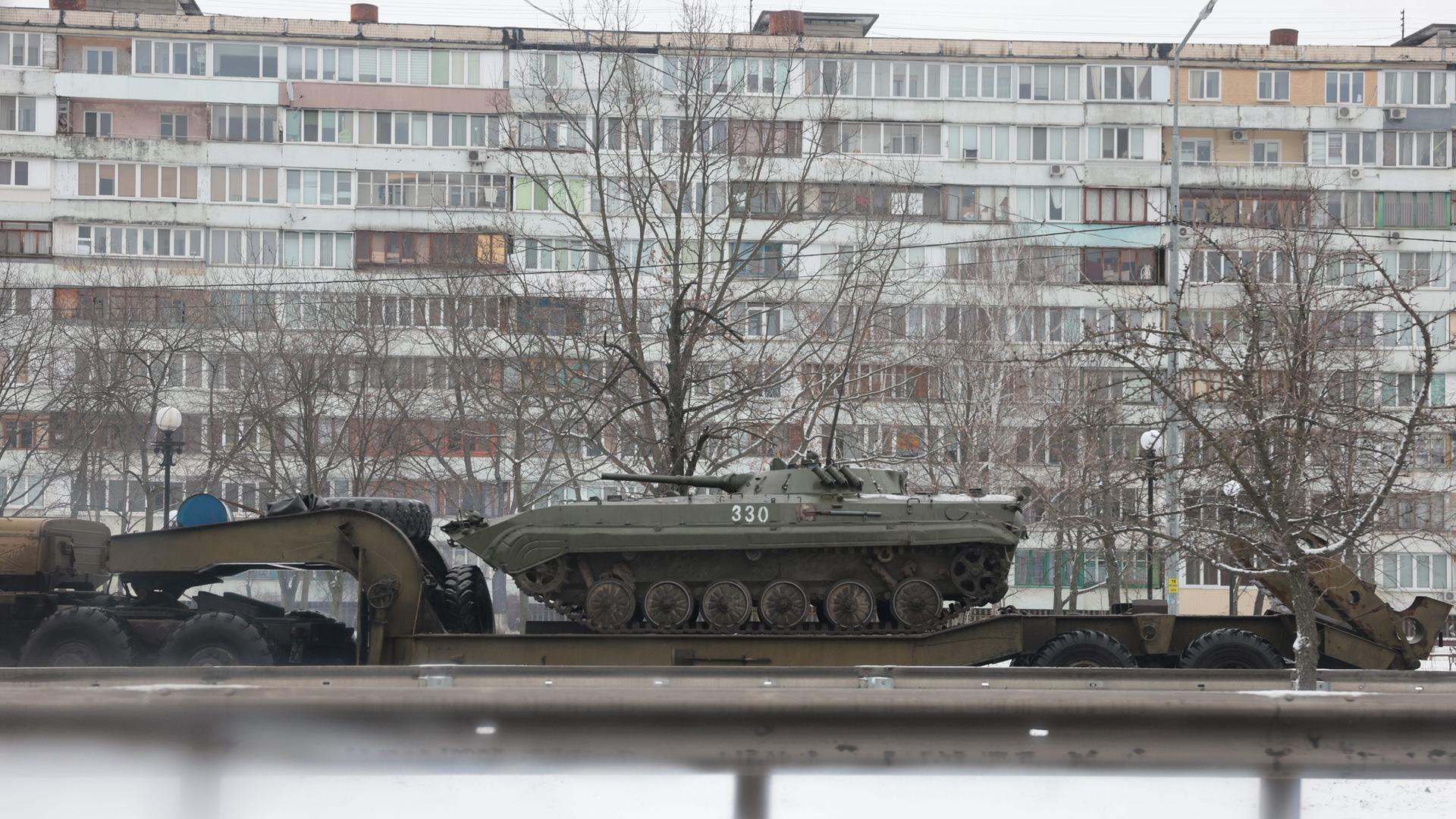 Ein Panzer vor einem Hochhaus in Kiew, Ukraine