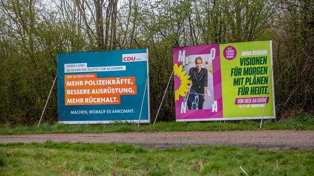 Wahlplakate von CDU und Grünen zur Landtagswahl sind in Pulheim ( Rhein-Erft-Kreis NRW ) zu sehen