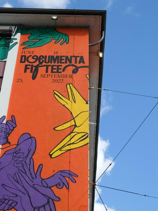 Der Schriftzug "documenta fifteen" und das Logo vom indonesischen Kuratorenkollektiv Ruangrupa prangt an der Fassade eines ehemaligen Sportgeschäftes in der Kasseler Innenstadt. 