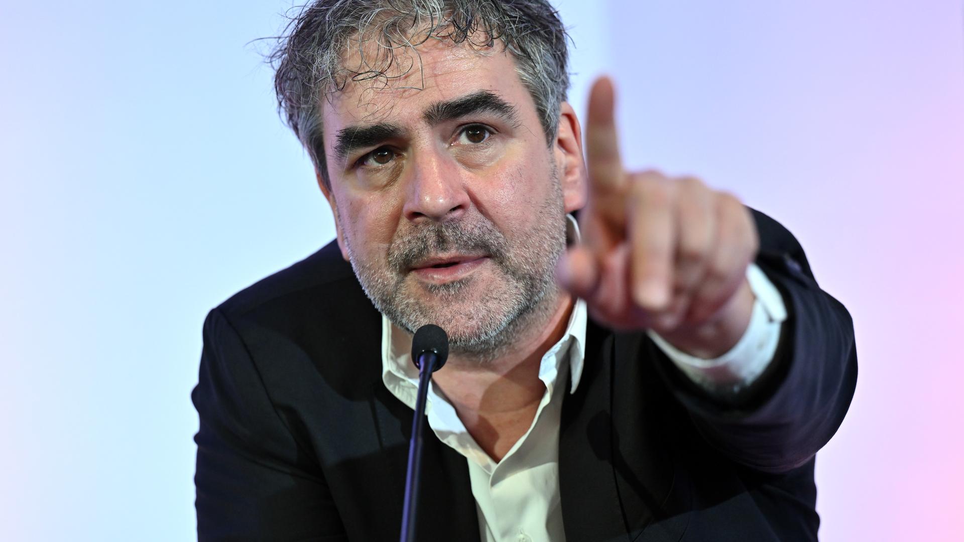 Deniz Yücel zeigt mit dem Finger in Richtung Mitglieder. Deniz Yücel zeigt mit dem Finger in Richtung Mitglieder.