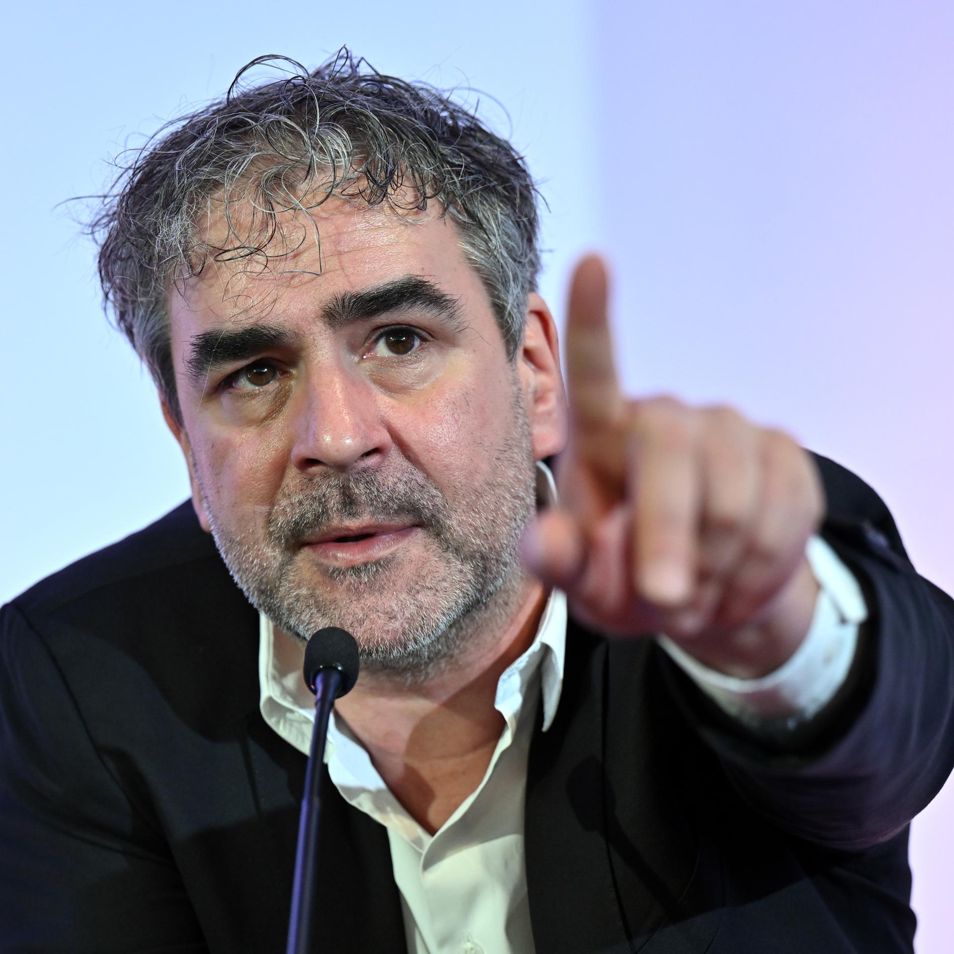 Rücktritt von PEN-Präsident Deniz Yücel – Wie ein griechisches Drama