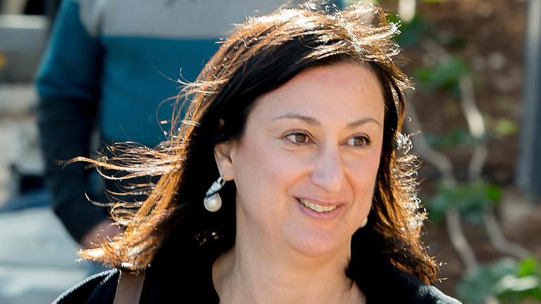 Daphne Caruana Galizia mit einer Tasche um die Schulter und einen Notiblock in der Hand
Daphne Caruana Galizia mit einer Tasche um die Schulter und einen Notiblock in der Hand