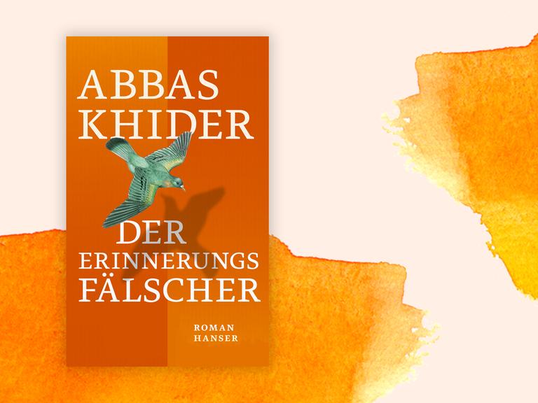 Das Cover von "Der Erinnerungsfälscher" zeigt den Buchtitel und den Autorennamen. In der Bildmitte fliegt eine gezeichnete Taube. Das Buchcover steht vor einem Hintergrund mit orangenen Farbflecken.