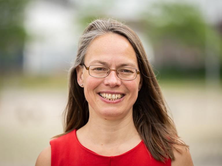 Sascha Karolin Aulepp, Vorsitzende der SPD-Bremen, schaut für ein Porträt in die Kamera.