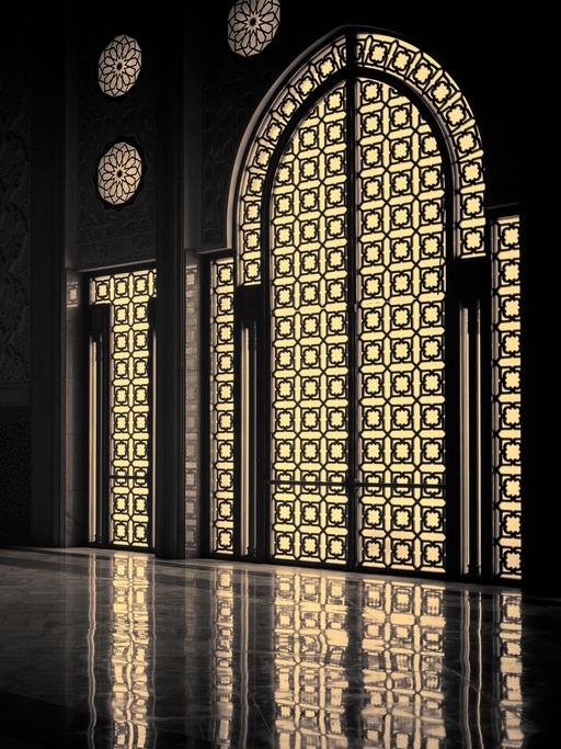 Im Inneren einer Moschee, das Licht fällt geheimnisvoll durch die reichverzierten Fenster.