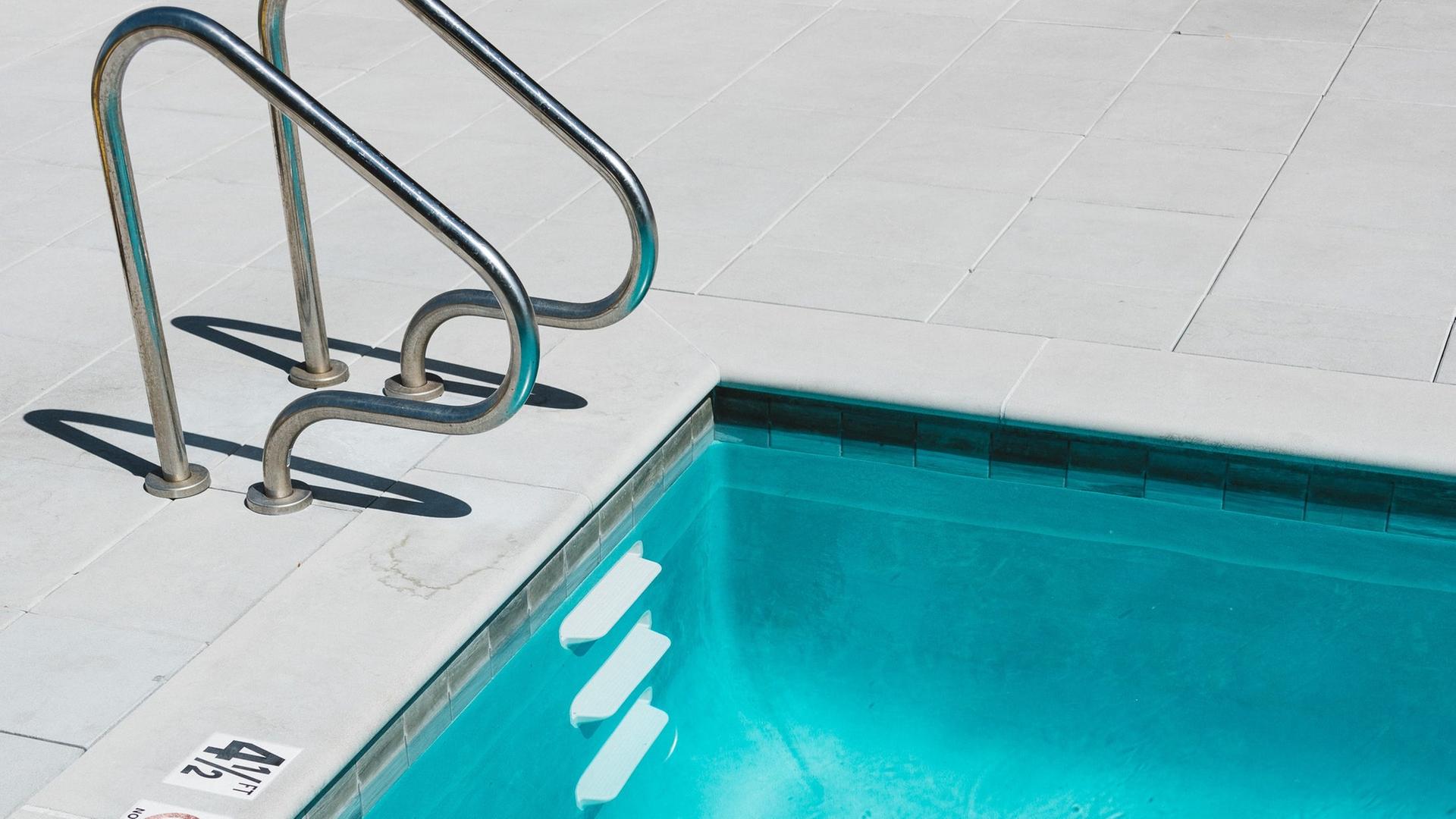 Auch Kölner Bäder erlauben Frauen das Schwimmen ohne Oberteil. Auch Kölner Bäder erlauben Frauen das Schwimmen ohne Oberteil.