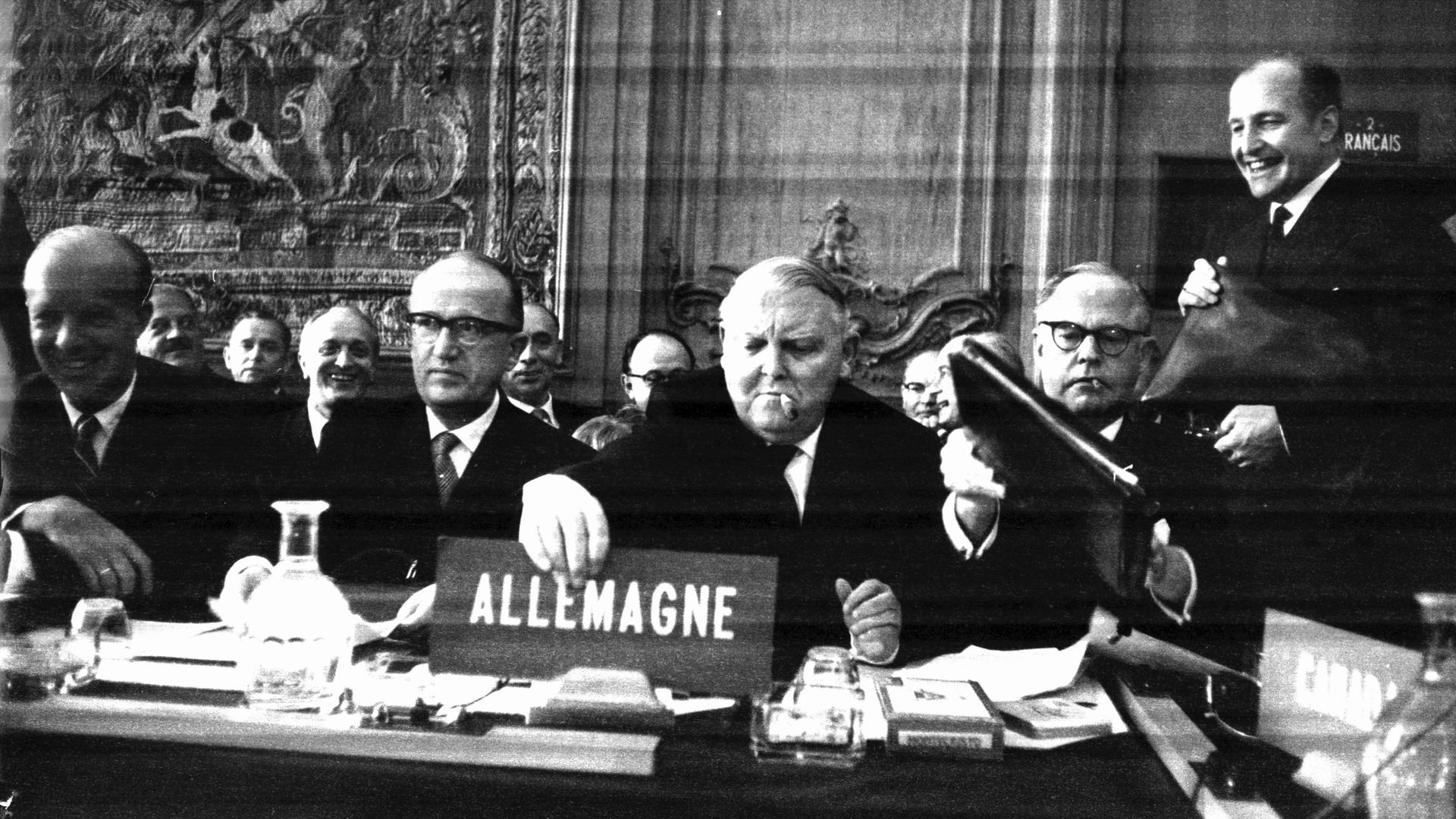Der deutsche Wirtschaftsminister Ludwig Erhard beim OEEC-Ministerrat-Treffen am 17. Oktober 1957 in Chateau de la Muette, Paris