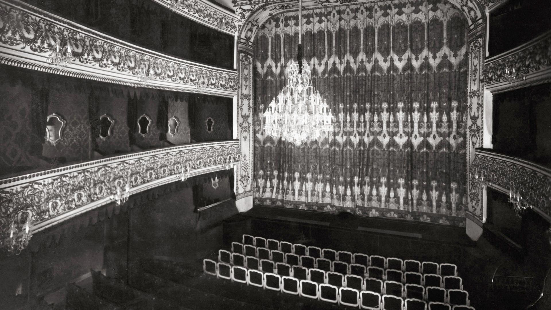 Geschlossener Vorhang des Theaters in der Josefstadt in Wien