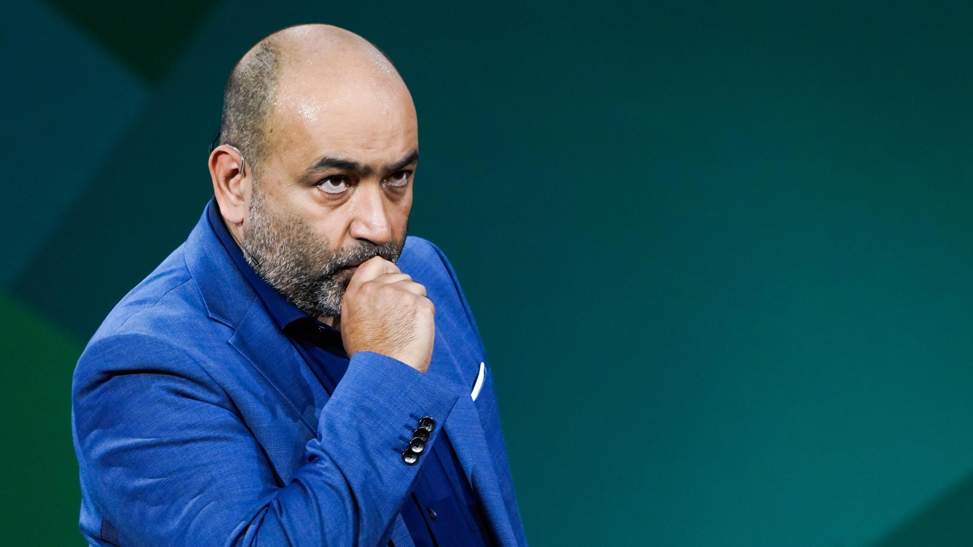 Porträt von Omid Nouripour, Bundesvorsitzender von Bündnis 90/Die Grünen, aufgenommen beim Bundesparteitag von Bündnis 90/ Die Grünen bei der 48. Ordentlichen Bundesdelegiertenkonferenz 2022 in Bonn. Ein mittelalter Mann mit Glatze und Bart in blauem Anzug hält nachdenklich die Hand ans Kinn. Porträt von Omid Nouripour, Bundesvorsitzender von Bündnis 90/Die Grünen, aufgenommen beim Bundesparteitag von Bündnis 90/ Die Grünen bei der 48. Ordentlichen Bundesdelegiertenkonferenz 2022 in Bonn. Ein mittelalter Mann mit Glatze und Bart in blauem Anzug hält nachdenklich die Hand ans Kinn.