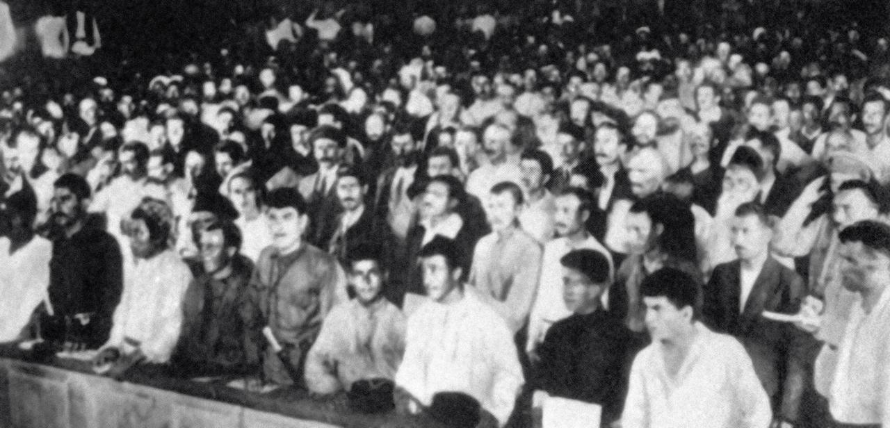 Delegierte auf dem Ersten Allrussischen Sowjetkongress im Moskauer Bolschoi-Theater am 30. Dezember 1922 Delegierte auf dem Ersten Allrussischen Sowjetkongress im Moskauer Bolschoi-Theater am 30. Dezember 1922