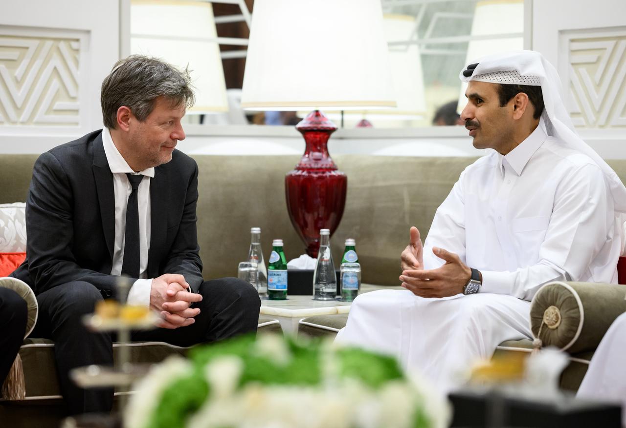 Robert Habeck (l, Bündnis 90/Die Grünen), Bundesminister für Wirtschaft und Klimaschutz, und Saad Scharida al-Kaabi, Energieminister von Katar, treffen sich im Hotel Sheraton zu einem Gespräch. Robert Habeck (l, Bündnis 90/Die Grünen), Bundesminister für Wirtschaft und Klimaschutz, und Saad Scharida al-Kaabi, Energieminister von Katar, treffen sich im Hotel Sheraton zu einem Gespräch.