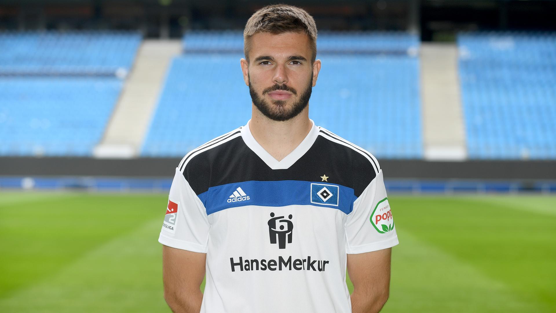 HSV-Profi Mario Vuskovic im Portrait, er steht für einen Fototermin vor der Kulisse des leeren Volksparkstadions. HSV-Profi Mario Vuskovic im Portrait, er steht für einen Fototermin vor der Kulisse des leeren Volksparkstadions.