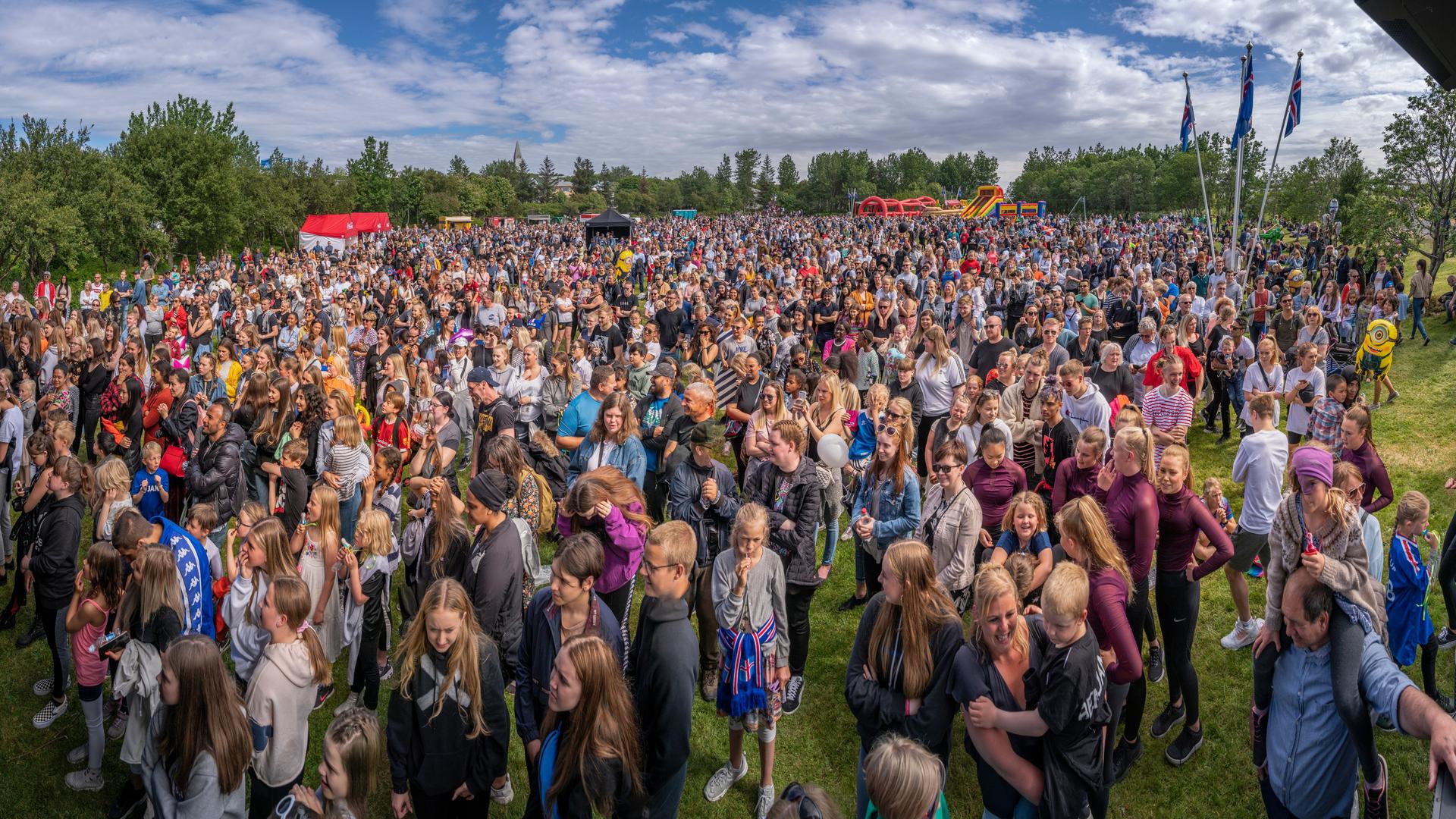 Eine Menschenmenge feiert am 17. Juni 2019 auf einem Festplatz in Reykjavik den isländischen Unabhängigkeitstag. Eine Menschenmenge feiert am 17. Juni 2019 auf einem Festplatz in Reykjavik den isländischen Unabhängigkeitstag.
