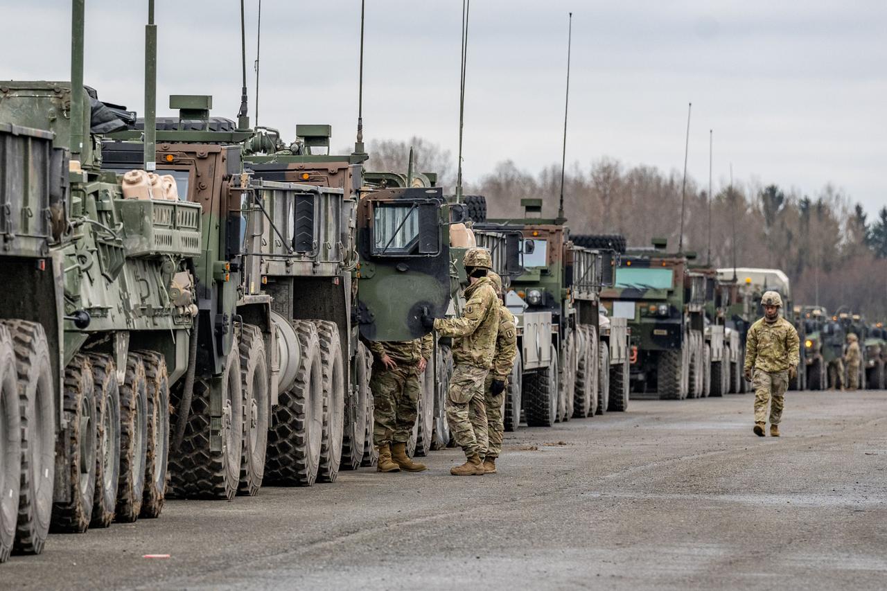 Militärfahrzeuge der US-Army stehen auf dem Gelände des Truppenübungsplatzes Grafenwöhr.