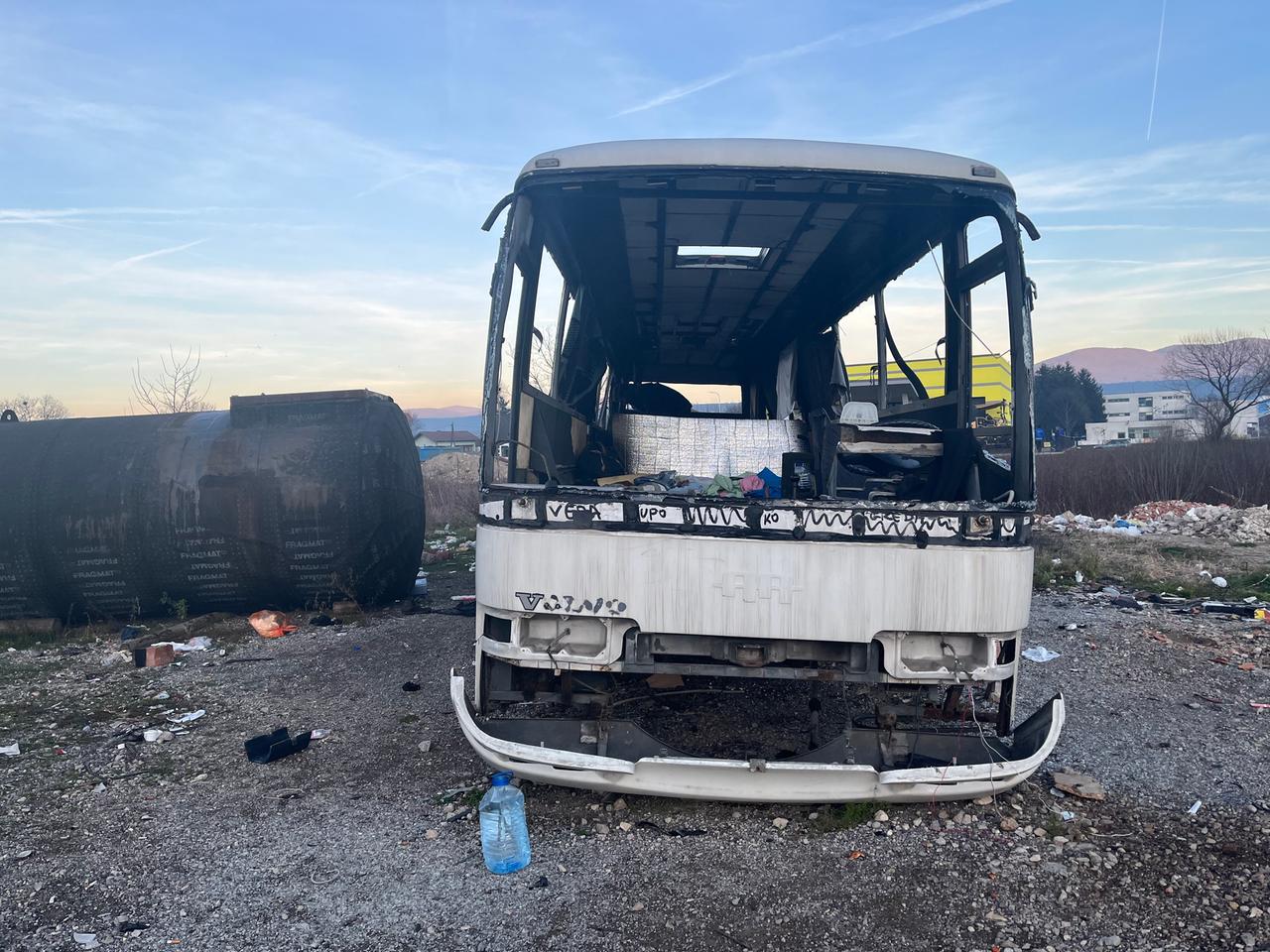 Ein ausgebrannter Bus in der Grenzregion zu Kroatien