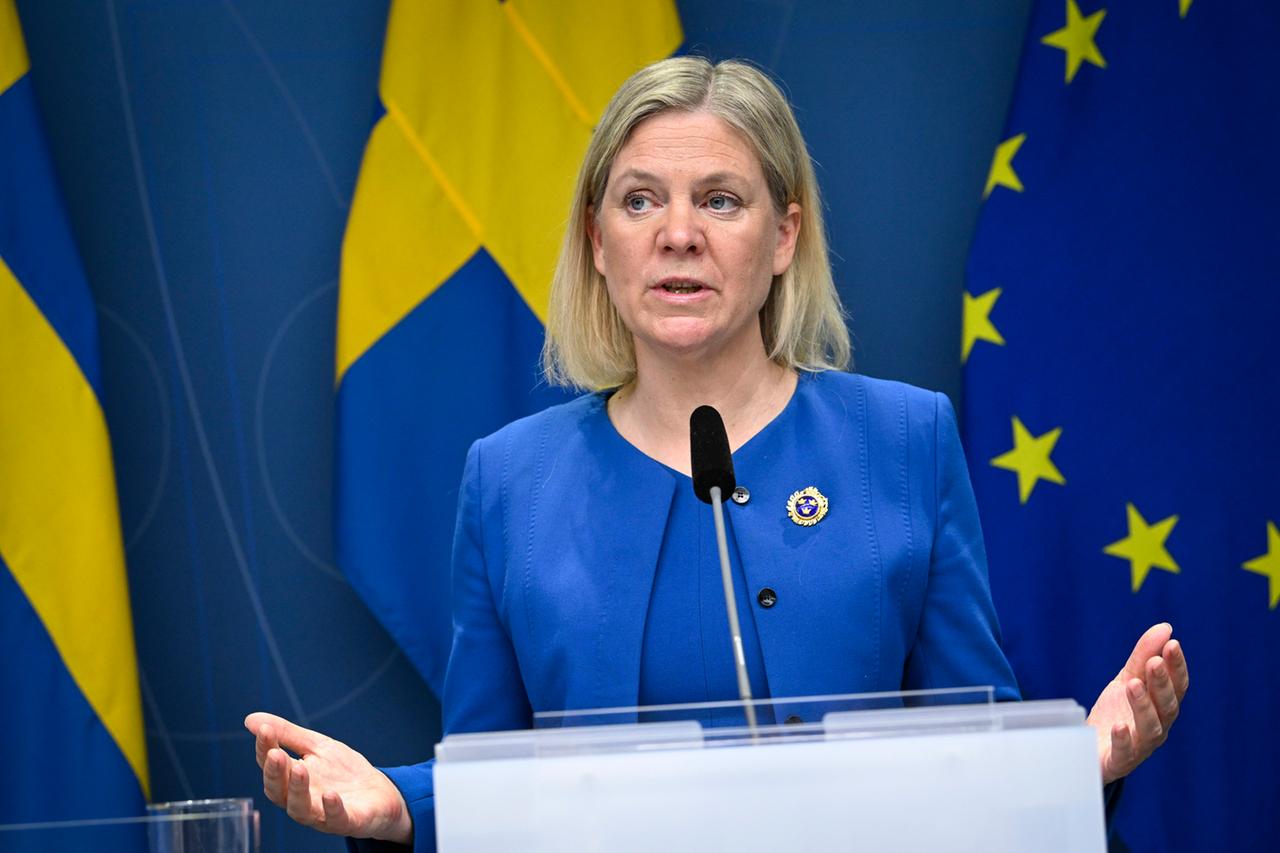 Das Bild zeigt die schwedische Ministerpräsidentin Magdalena Andersson an einem Rednerpult bei einer Konferenz in Stokholm vor der EU-Flagge und der schwedischen Flagge. Sie trägt einen blauen Anzug. Das Bild zeigt die schwedische Ministerpräsidentin Magdalena Andersson an einem Rednerpult bei einer Konferenz in Stokholm vor der EU-Flagge und der schwedischen Flagge. Sie trägt einen blauen Anzug.