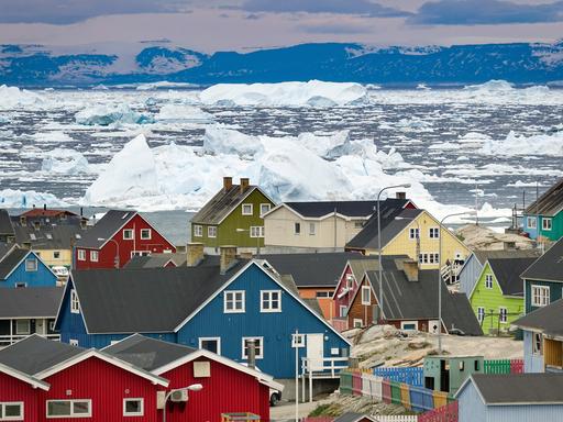 Grönland, Dänemark: Bunte Häuser der Küstenstadt Ilulissat im westlichen Grönland. Die Stadt liegt am Ilulissat-Eisfjord, der für besonders große Eisberge in der Diskobucht bekannt ist