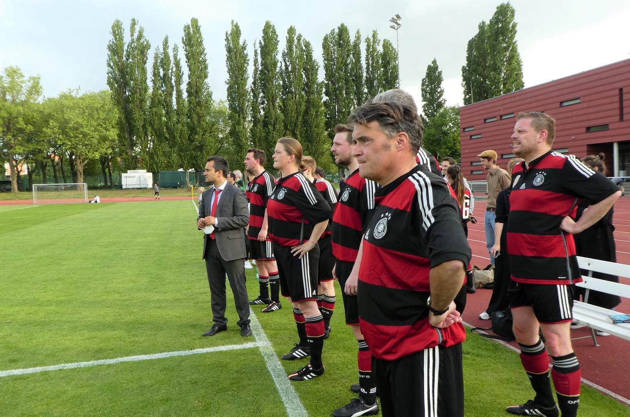 Mahmut Özdemir (hier im Anzug) ist eigentlich Mannschaftskapitän des FC Bundestag. Neben ihm steht Tina Winkelmann. Mahmut Özdemir (hier im Anzug) ist eigentlich Mannschaftskapitän des FC Bundestag. Neben ihm steht Tina Winkelmann.