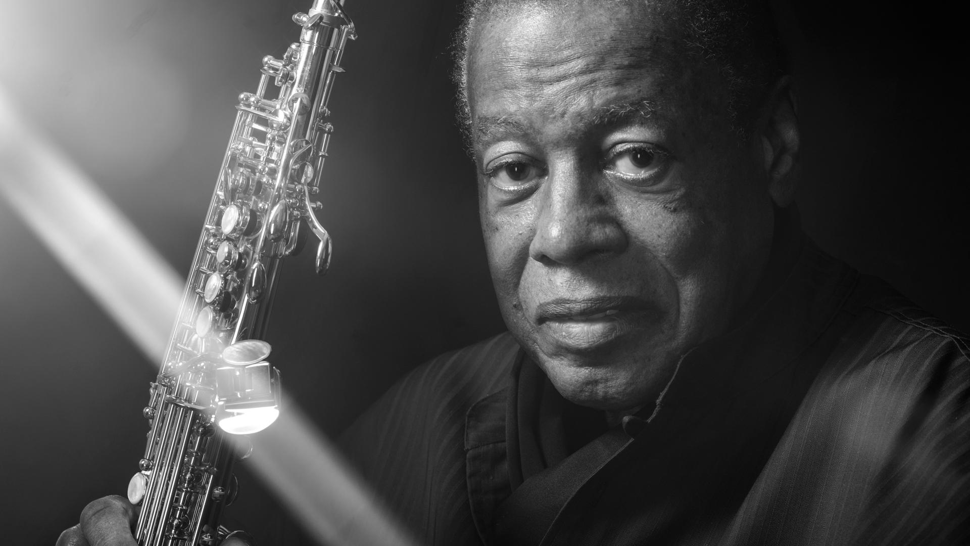 Der Jazzmusiker und Komponist Wayne Shorter mit seinem Saxofon in der Hand im Jahr 2018. Der Jazzmusiker und Komponist Wayne Shorter mit seinem Saxofon in der Hand im Jahr 2018.