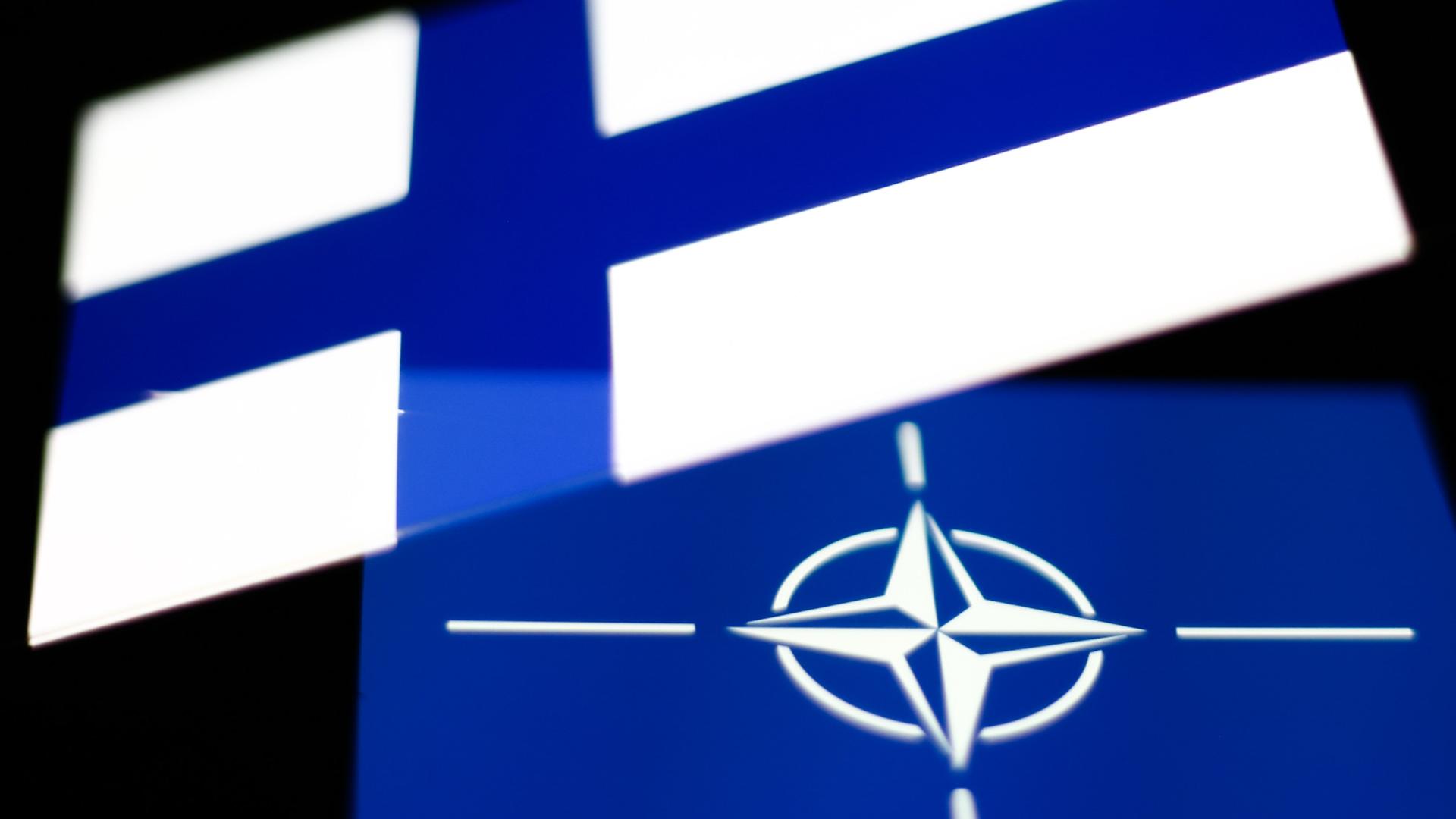 Das Bild zeigt die Flaggen von Finnland und der NATO. Das Bild zeigt die Flaggen von Finnland und der NATO.