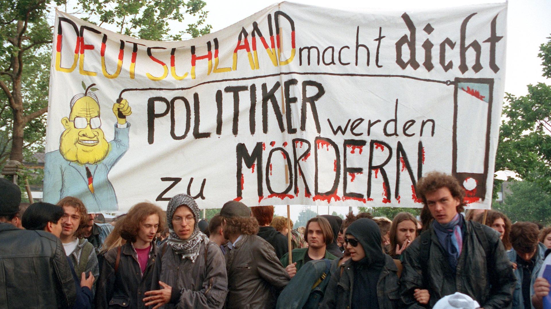 "Deutschland macht dicht" - mit solchen Transparenten protestieren am 26. Mai 1993 in Bonn Gegner der Ãnderung des Asylrechts. Rund 10.000 Demonstrierende blockieren den Zugang zum Regierungsviertel. "Deutschland macht dicht" - mit solchen Transparenten protestieren am 26. Mai 1993 in Bonn Gegner der Ãnderung des Asylrechts. Rund 10.000 Demonstrierende blockieren den Zugang zum Regierungsviertel.