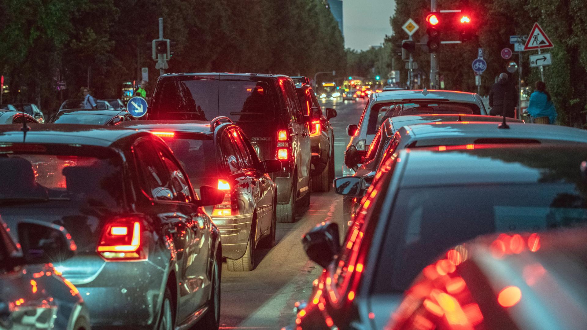 Autoverkehr in München am Abend mit vielen rot blinkenden Rücklichtern. 