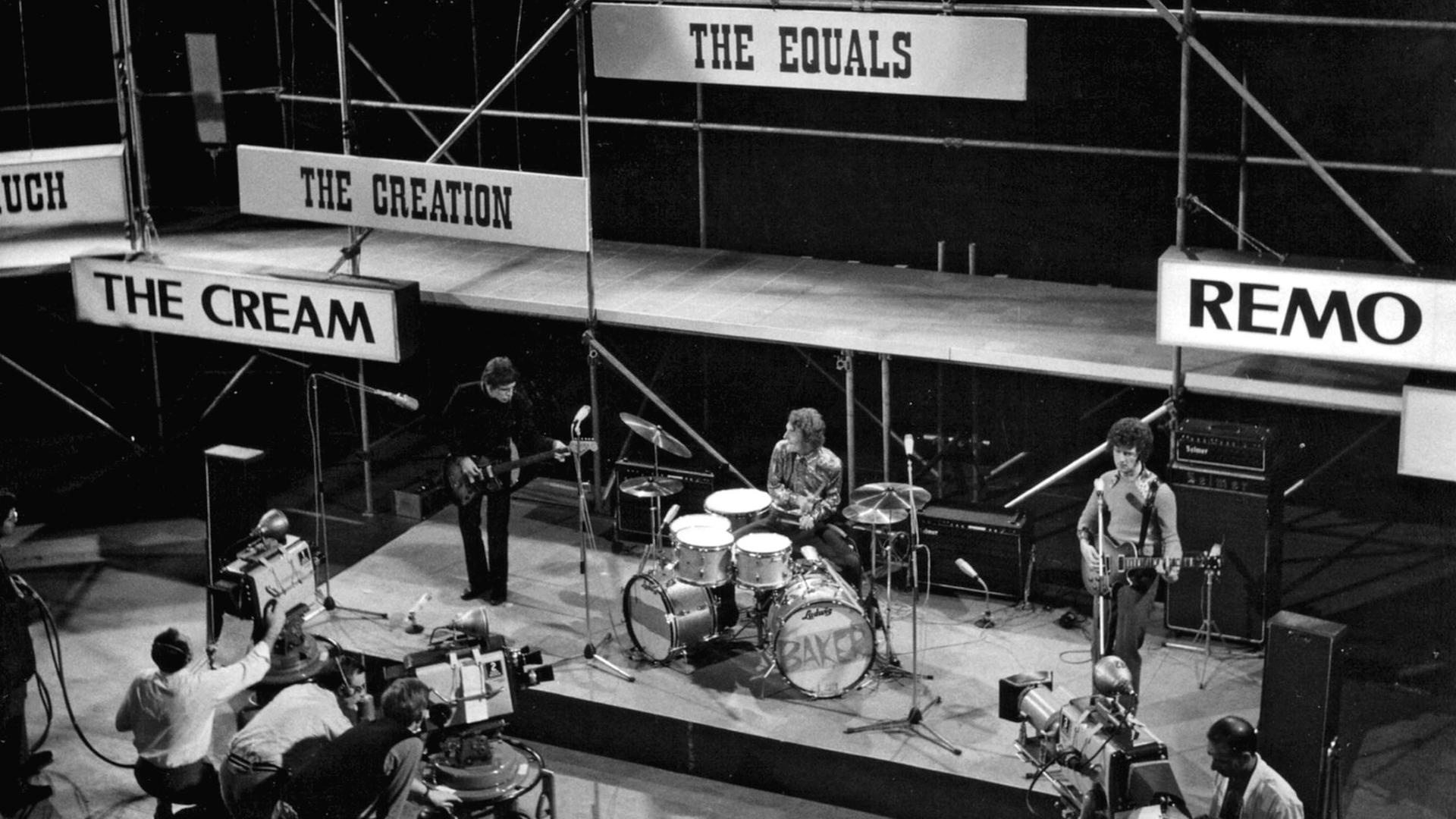 Die britische Rockband "The Cream" mit Eric Clapton in den 60er-Jahren zu Gast in der legendären Radio-Bremen-Sendung Beat-Club. Die britische Rockband "The Cream" mit Eric Clapton in den 60er-Jahren zu Gast in der legendären Radio-Bremen-Sendung Beat-Club.