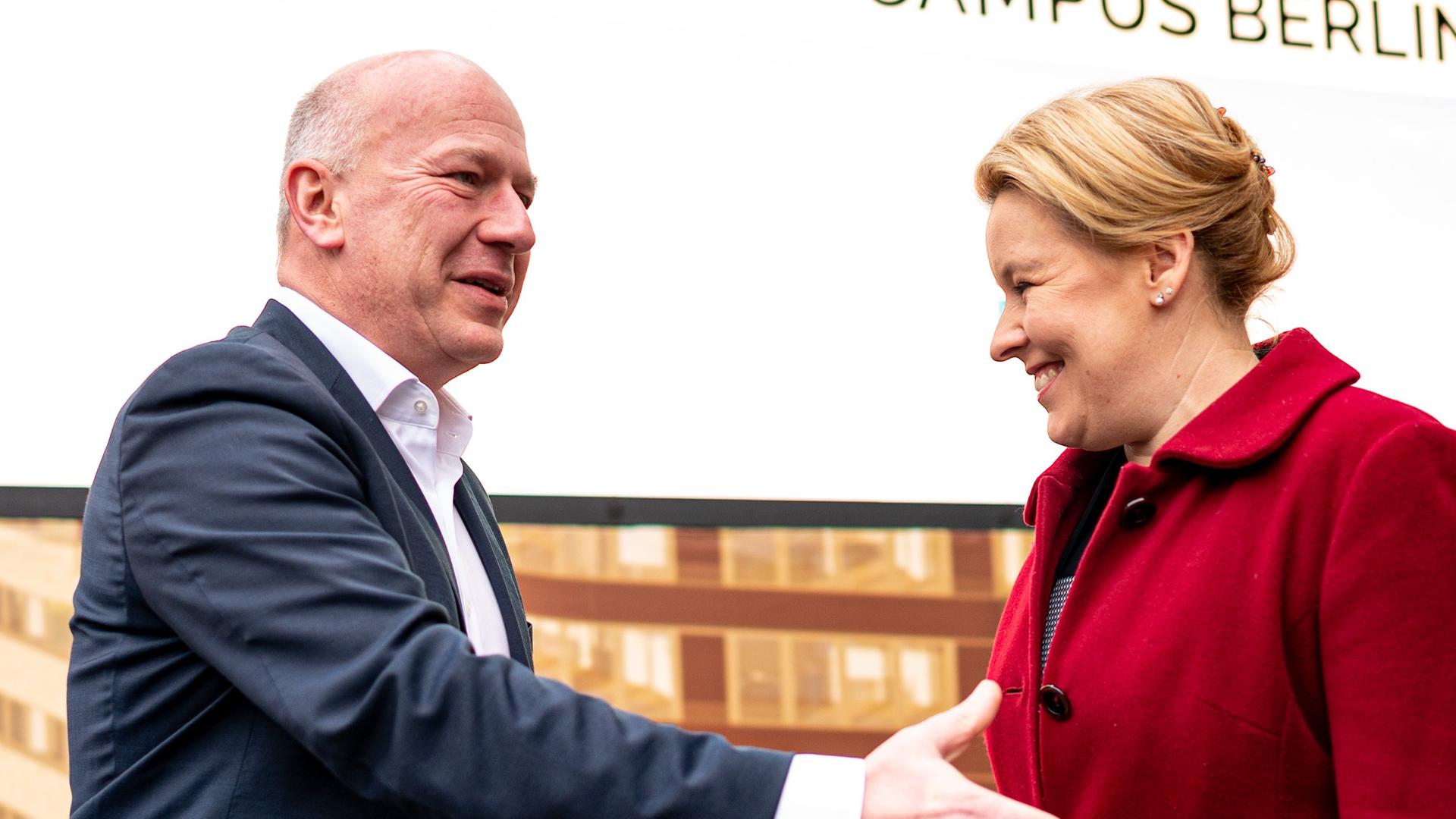 Franziska Giffey (SPD), Regierende Bürgermeisterin von Berlin, und Kai Wegner, Spitzenkandidat der CDU, bei ihren Sondierungsgesprächen in Berlin