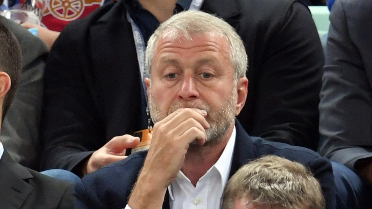 Roman Abramowitsch (M), der Ex-Besitzer vom FC Chelsea, sitzt auf der Tribüne. Roman Abramowitsch (M), der Ex-Besitzer vom FC Chelsea, sitzt auf der Tribüne.