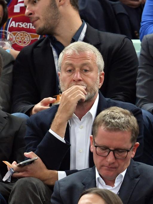 Roman Abramowitsch (M), der Ex-Besitzer vom FC Chelsea, sitzt auf der Tribüne.