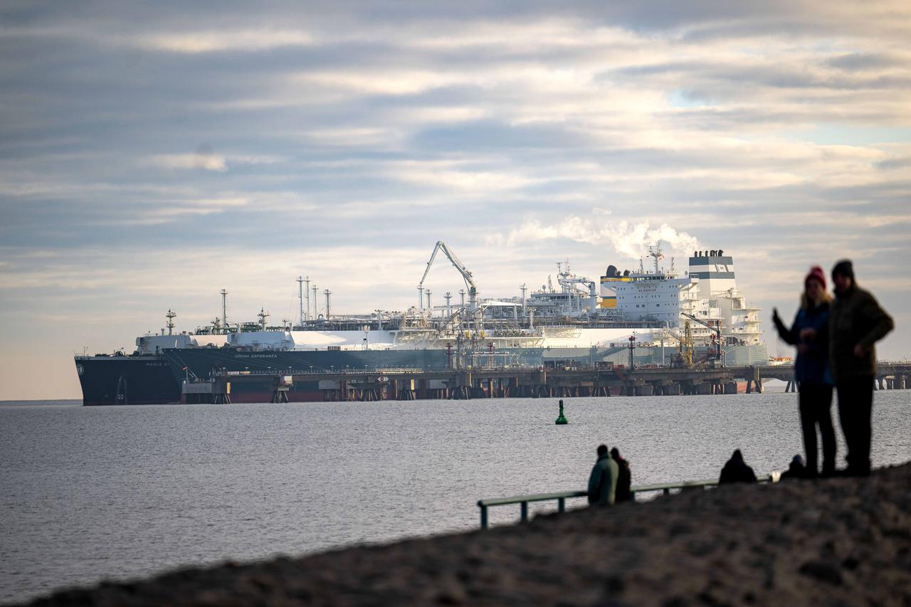 Das mit verflüssigtem Erdgas beladene Tankschiff "Maria Energy" liegt am schwimmenden Terminal, dem Spezialschiff "Höegh Esperanza". Erstmals seit der Eröffnung des Terminals in Wilhelmshaven ist ein Tanker mit einer vollständigen Ladung Flüssigerdgas (LNG) dort angekommen. Das mit verflüssigtem Erdgas beladene Tankschiff "Maria Energy" liegt am schwimmenden Terminal, dem Spezialschiff "Höegh Esperanza". Erstmals seit der Eröffnung des Terminals in Wilhelmshaven ist ein Tanker mit einer vollständigen Ladung Flüssigerdgas (LNG) dort angekommen.