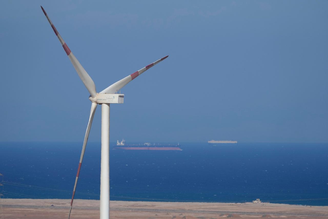 Blick auf Frachtschiffe an der Küste von der Lekela Windenergie Station