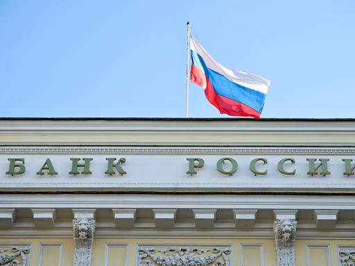 Über der russischen Zentralbank in Moskau weht die russische Flagge.