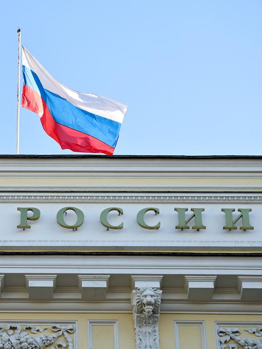 Über der russischen Zentralbank in Moskau weht die russische Flagge.