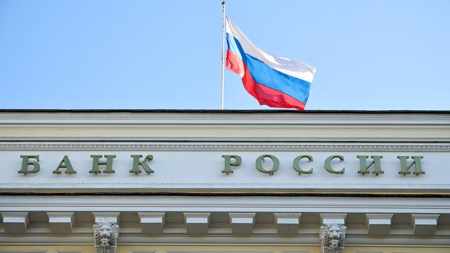 Über der russischen Zentralbank in Moskau weht die russische Flagge.