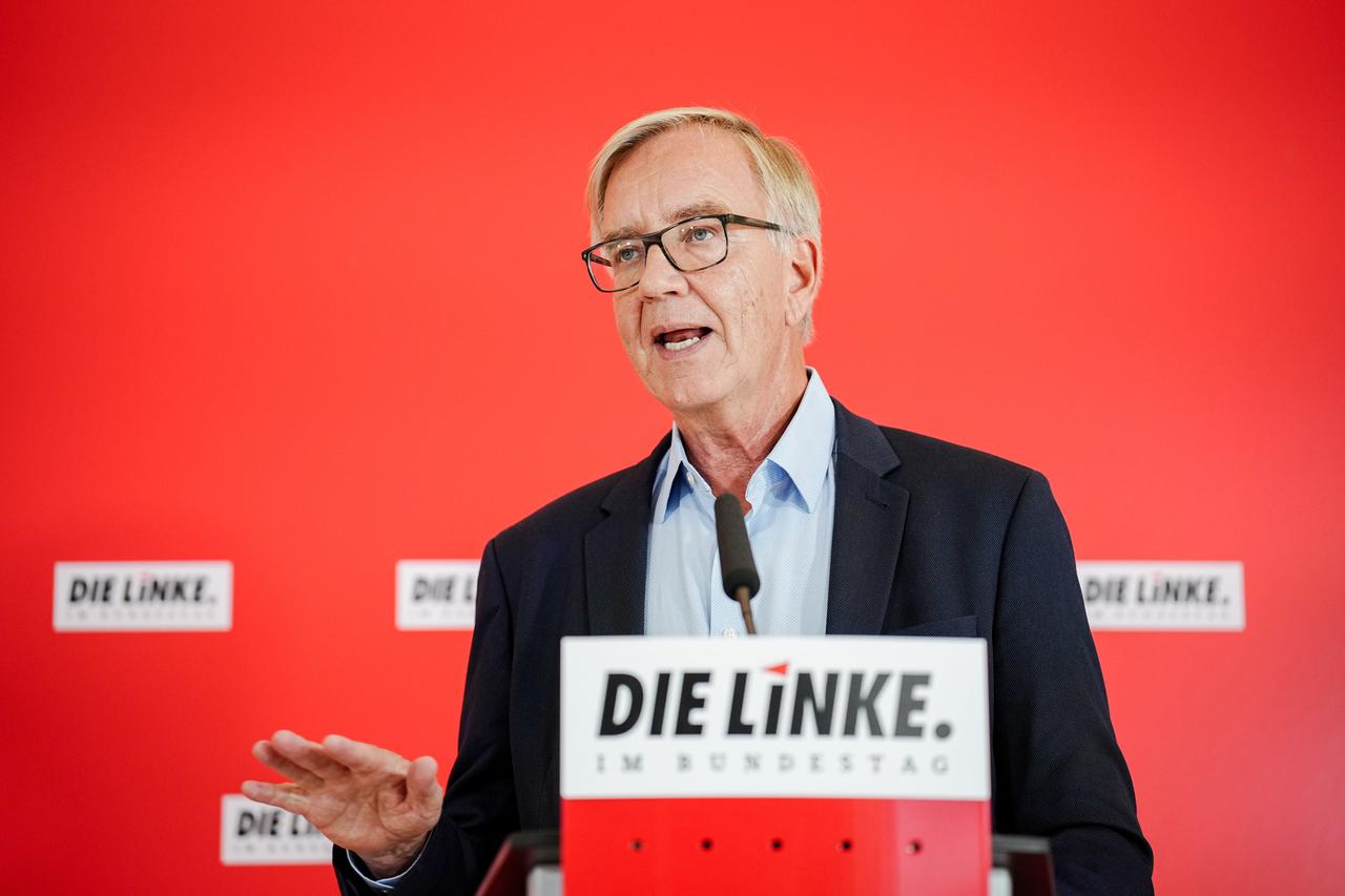 Dietmar Bartsch, Fraktionsvorsitzender der Partei Die Linke, gibt ein Pressestatement zu Beginn der Fraktionssitzung seiner Partei ab