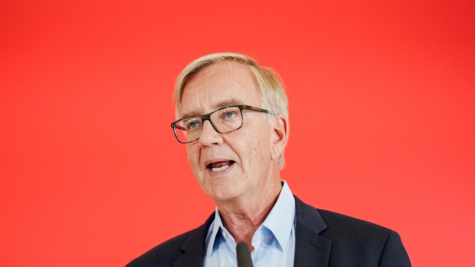 Dietmar Bartsch, Fraktionsvorsitzender der Partei Die Linke, gibt ein Pressestatement zu Beginn der Fraktionssitzung seiner Partei ab Dietmar Bartsch, Fraktionsvorsitzender der Partei Die Linke, gibt ein Pressestatement zu Beginn der Fraktionssitzung seiner Partei ab