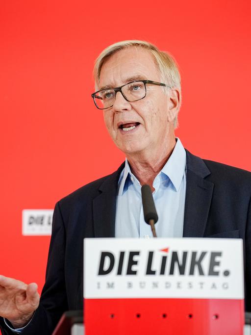Dietmar Bartsch, Fraktionsvorsitzender der Partei Die Linke, gibt ein Pressestatement zu Beginn der Fraktionssitzung seiner Partei ab