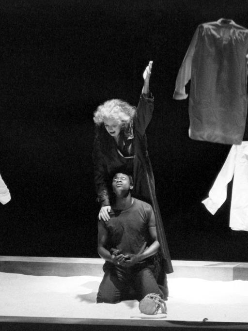 Jutta Lampe als "Titania" und Aziz N'Diaye als "Schwarzer Junge" bei einer Probe zu dem Theaterstück "Der Park" von Botho Strauß am 02.11.1984 in Berlin.