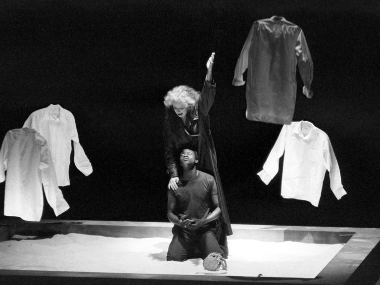 Jutta Lampe als "Titania" und Aziz N'Diaye als "Schwarzer Junge" bei einer Probe zu dem Theaterstück "Der Park" von Botho Strauß am 02.11.1984 in Berlin.