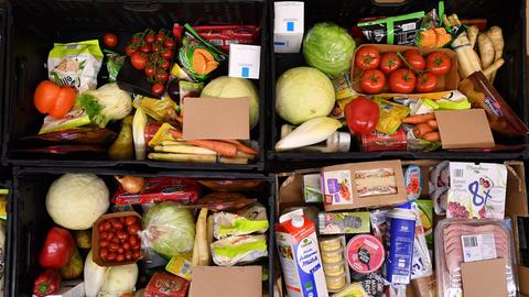 Kisten mit Lebensmitteln stehen bei der Blankenhainer Tafel für die Kunden bereit. In Thüringen gibt es 32 Tafeln, bundesweit sind es etwa 950.