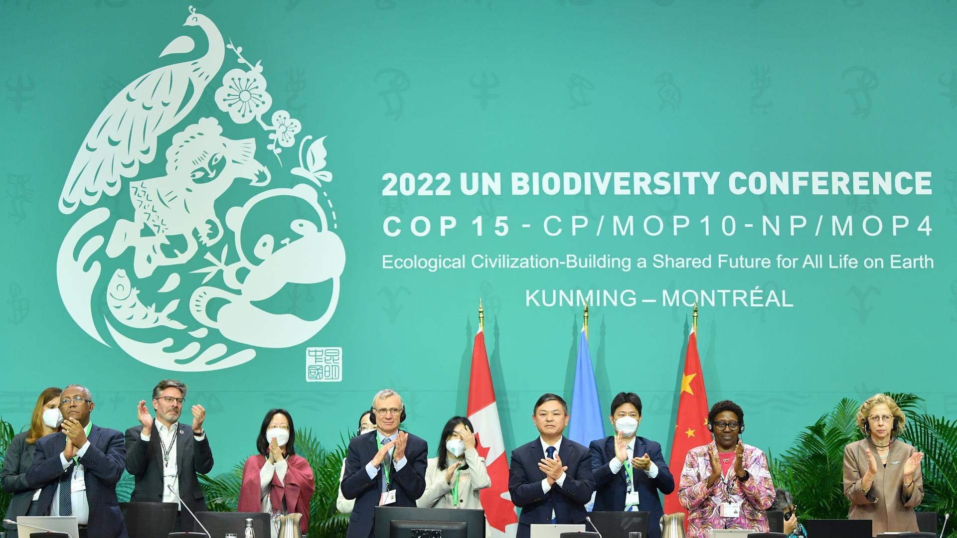 Huang Runqiu (4.v.r.), Präsident der COP15 und Chinas Minister für Ökologie und Umwelt, und Elizabeth Maruma Mrema (2.v.r.), Exekutivsekretärin des UN-Übereinkommens über die biologische Vielfalt, applaudieren nach der Verabschiedung des Kunming-Montreal Global Biodiversity Framework, einer UN-Vereinbarung, die darauf abzielt, den Verlust der biologischen Vielfalt rückgängig zu machen und die Welt auf einen Pfad der Erholung zu bringen, auf der UN-Biodiversitätskonferenz, Huang Runqiu (4.v.r.), Präsident der COP15 und Chinas Minister für Ökologie und Umwelt, und Elizabeth Maruma Mrema (2.v.r.), Exekutivsekretärin des UN-Übereinkommens über die biologische Vielfalt, applaudieren nach der Verabschiedung des Kunming-Montreal Global Biodiversity Framework, einer UN-Vereinbarung, die darauf abzielt, den Verlust der biologischen Vielfalt rückgängig zu machen und die Welt auf einen Pfad der Erholung zu bringen, auf der UN-Biodiversitätskonferenz,