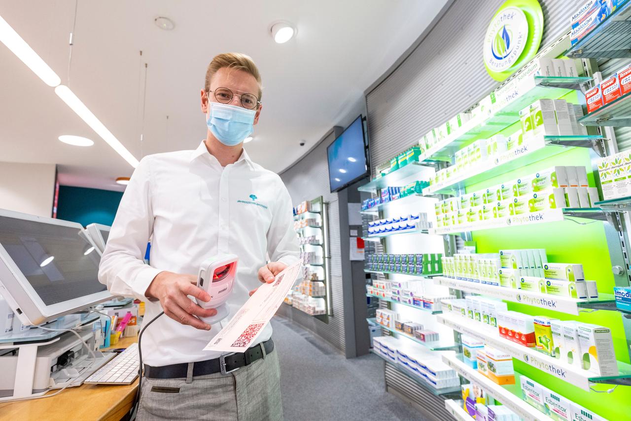 Inhaber Jan Harbecke scannt in seiner Jahreszeiten-Apotheke den QR-Code eines E-Rezepts ein. Inhaber Jan Harbecke scannt in seiner Jahreszeiten-Apotheke den QR-Code eines E-Rezepts ein.
