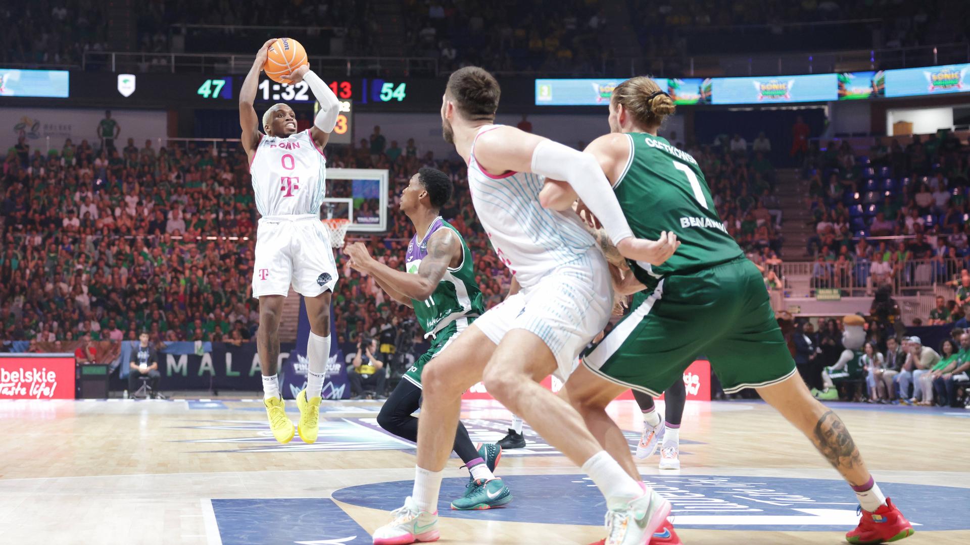 TJ Shorts von den Baskets Bonn wirft im Spiel gegen Malaga auf den Korb. Shorts wurde sowohl in der BBL als auch in der Champions League zum wertvollsten Spieler (MVP) gewählt. TJ Shorts von den Baskets Bonn wirft im Spiel gegen Malaga auf den Korb. Shorts wurde sowohl in der BBL als auch in der Champions League zum wertvollsten Spieler (MVP) gewählt.