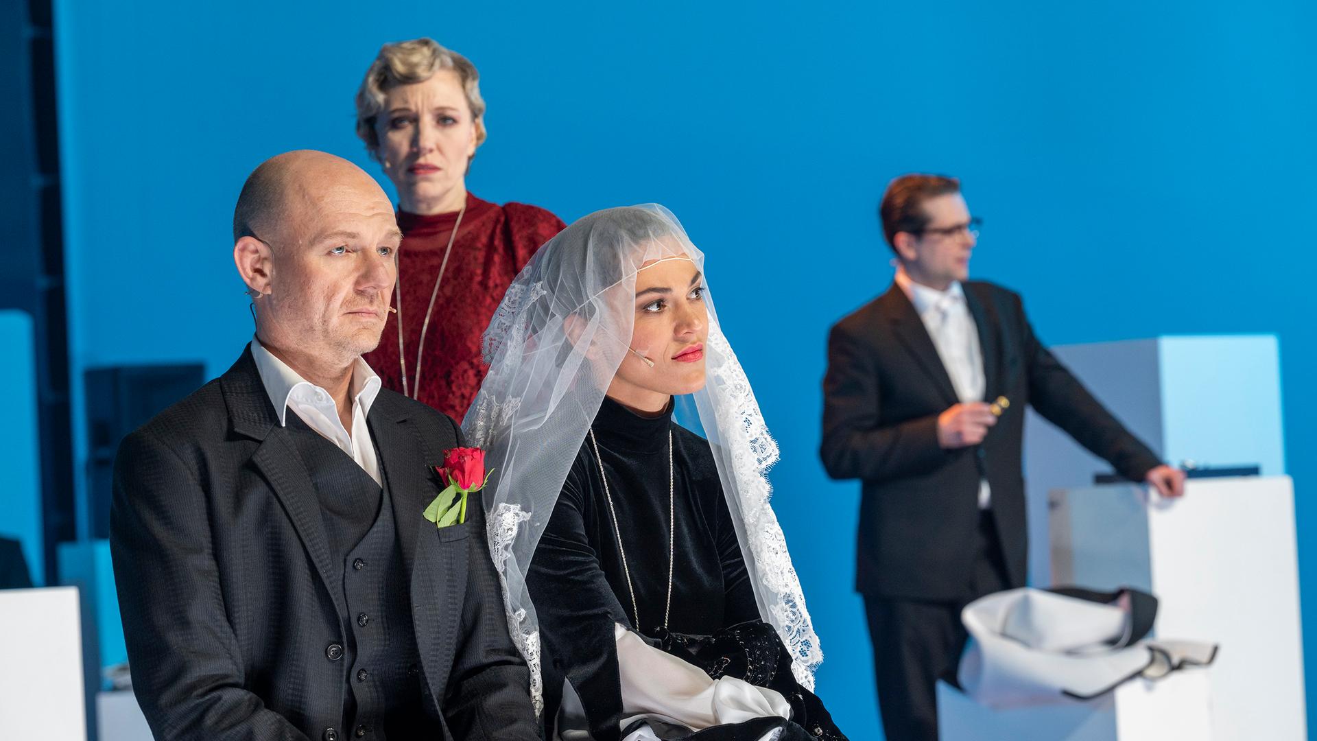 Szene aus „Jahrestage“ am Schauspiel Leipzig mit (von links) Markus Lerch, Bettina Schmidt (hinten), Amal Keller, Thomas Braungardt Szene aus „Jahrestage“ am Schauspiel Leipzig mit (von links) Markus Lerch, Bettina Schmidt (hinten), Amal Keller, Thomas Braungardt