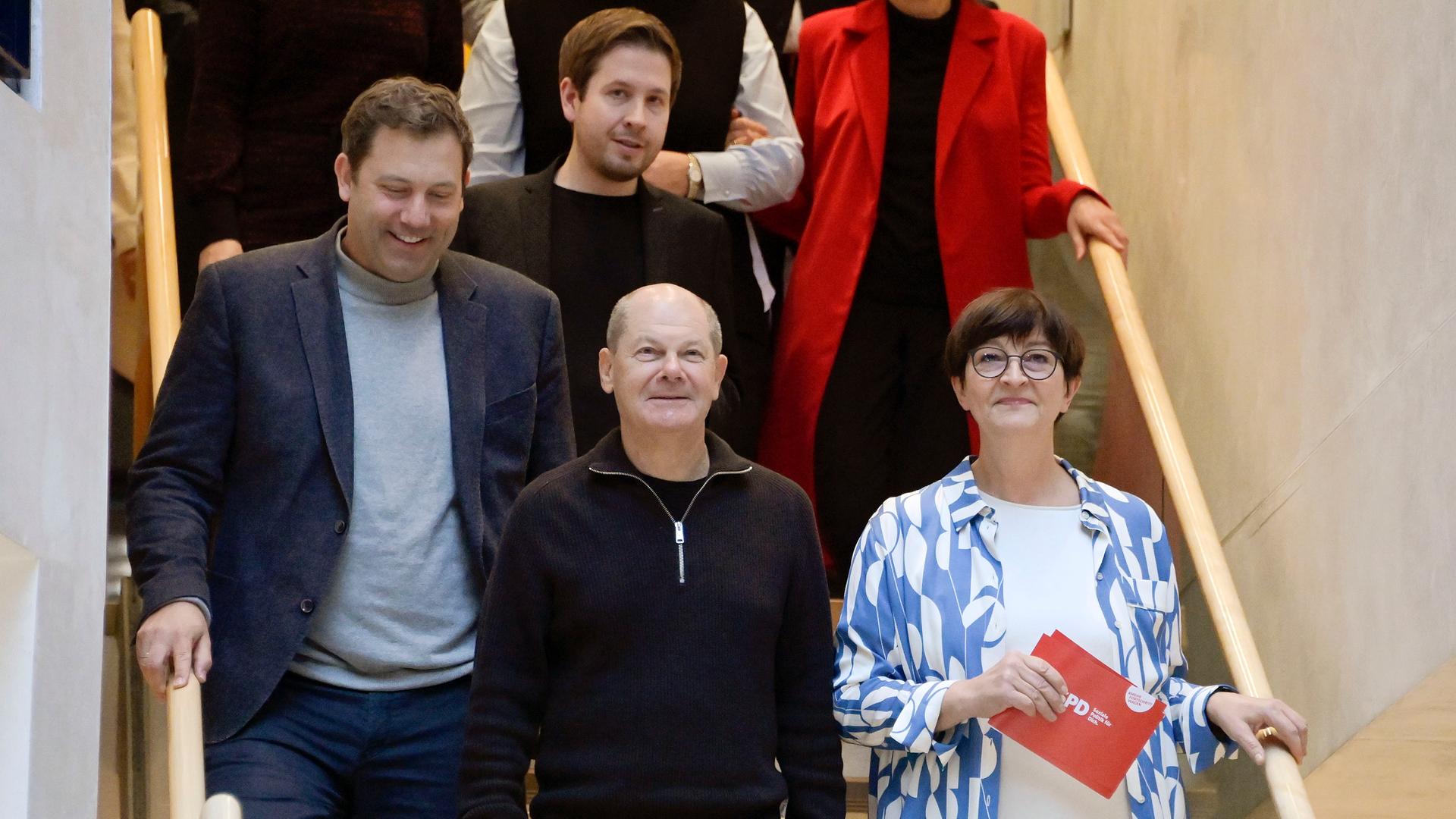 Die Politiker Lars Klingbeil, Kevin Kühnert, Olaf Scholz und Saskia Esken beim Pressetermin zur Klausur der SPD-Spitze zum Jahresauftakt im Willy-Brandt-Haus. Die Politiker Lars Klingbeil, Kevin Kühnert, Olaf Scholz und Saskia Esken beim Pressetermin zur Klausur der SPD-Spitze zum Jahresauftakt im Willy-Brandt-Haus.