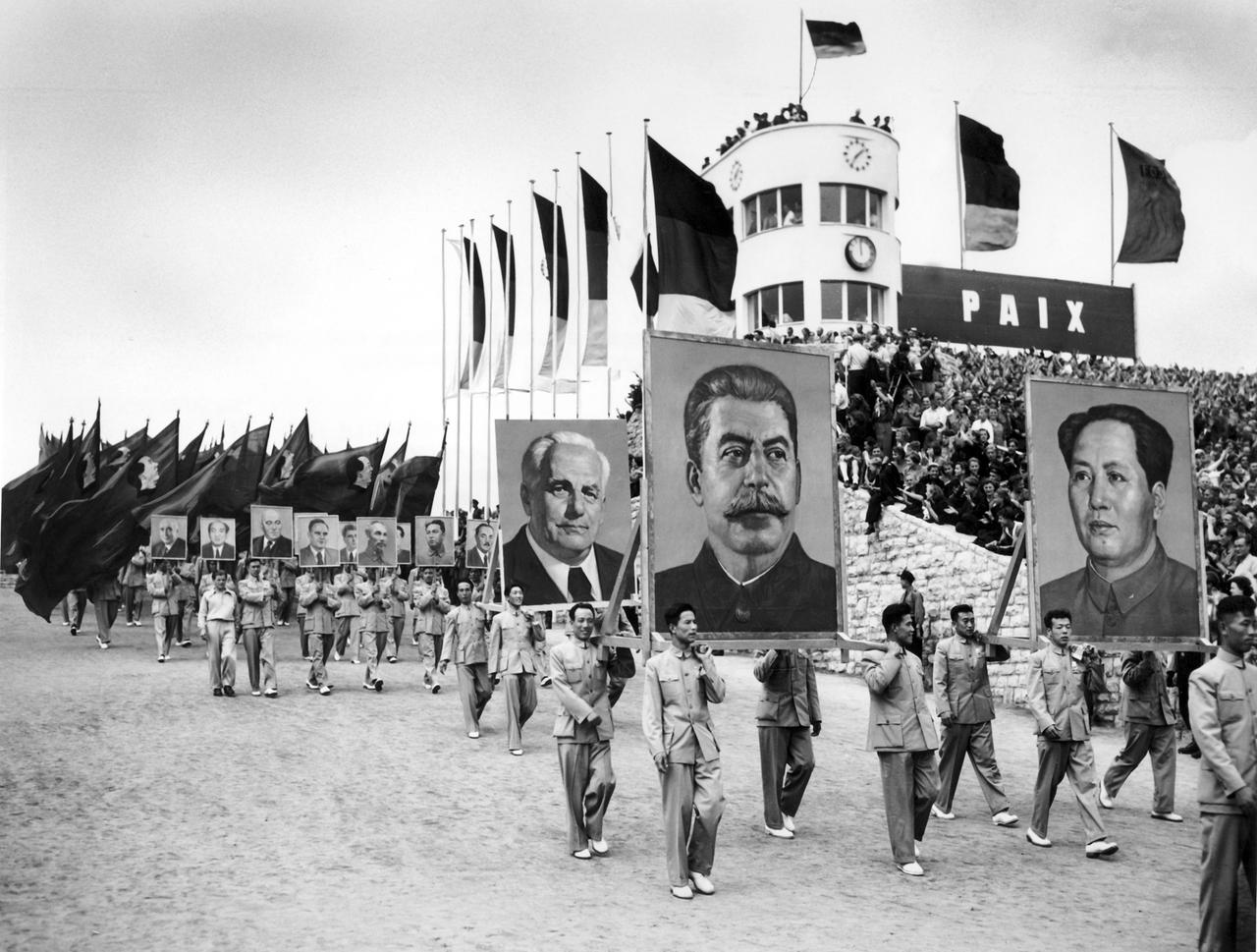 Stalin-Kult beim Einmarsch der Delegationen auf den Weltfestspielen der Jugend 1951 im Walter-Ulbricht-Stadion in Ostberlin (DDR)