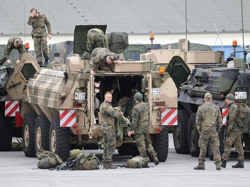Bundeswehrsoldaten sammeln sich an der Greifenkaserne auf dem Truppenübungsplatz Jägerbrück zur Weiterfahrt nach Litauen über Polen. Bundeswehrsoldaten sammeln sich an der Greifenkaserne auf dem Truppenübungsplatz Jägerbrück zur Weiterfahrt nach Litauen über Polen.